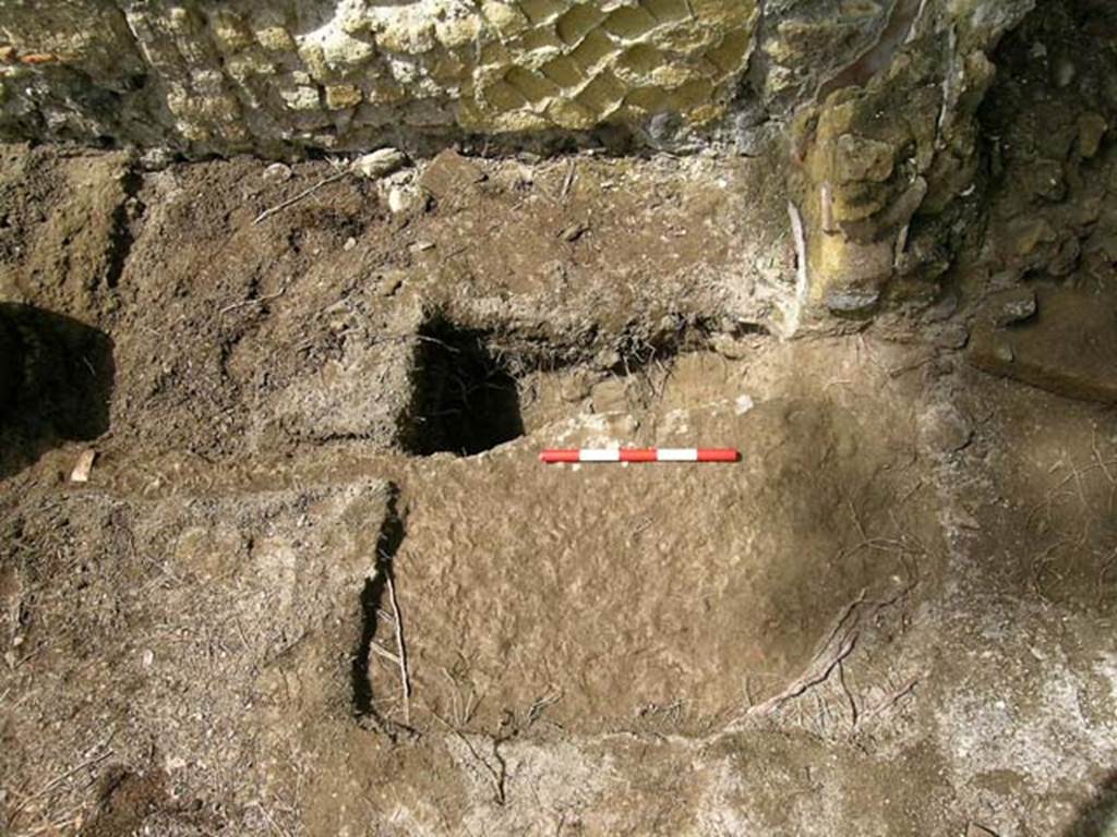 V.34, Herculaneum. May 2004. Detail, looking west. Photo courtesy of Nicolas Monteix.
